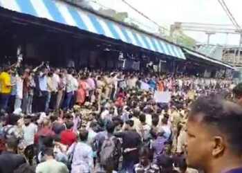 बदलापुर में 3 साल की 2 बच्चियों से छेड़छाड़ के विरोध में गुस्साए लोगों ने रेलवे स्टेशन घेरा