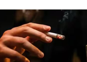 अगर आप भी पीते हैं शराब सिगरेट के साथ तो जान लें इसके गंभीर नुकसान, सेहत के लिए हो सकता है खतरनाक