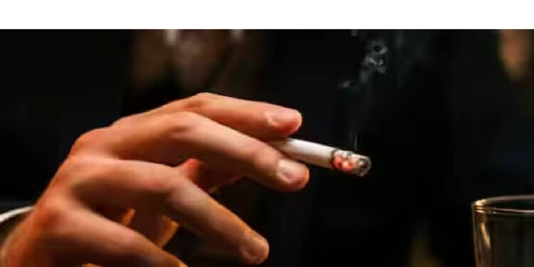 अगर आप भी पीते हैं शराब सिगरेट के साथ तो जान लें इसके गंभीर नुकसान, सेहत के लिए हो सकता है खतरनाक