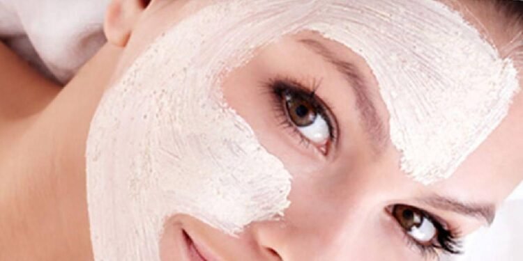 शाम को पार्टी है तो घर पर ही करें फेशियल, चेहरा गुलाब की तरह चमक उठेगा