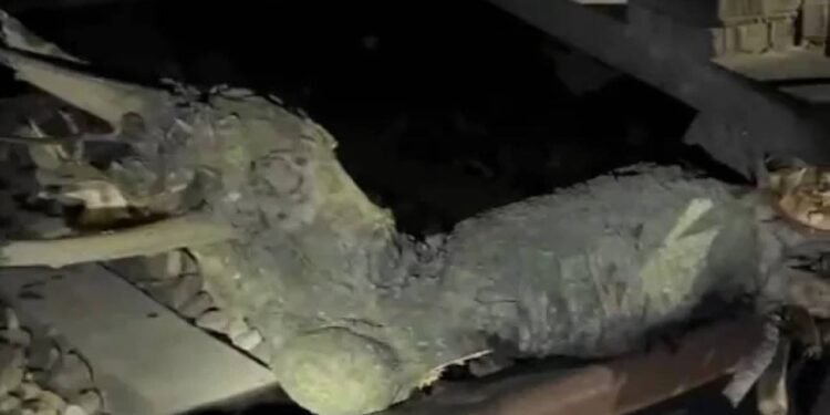 यूपी में ट्रेन हादसा: 10 किलो लकड़ी के कारण बड़ा खतरा टला, साजिश की जांच