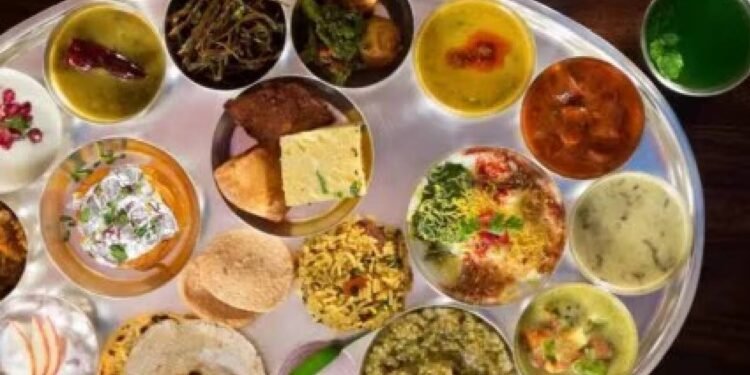 Karva Chauth 2024: पारंपरिक सरगी थाली में क्या होता है? पति की खुशहाली के लिए व्रत रखती है महिलाएं