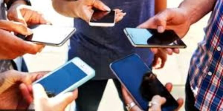 फोन में प्लास्टिक से लेकर प्रीमियम ग्लास और मेटल का उपयोग किया जाता है