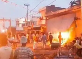 हाथों में लाठी-डंडे और तलवारें लेकर सड़कों पर उतरे लोग, दुकानें और गाड़ियां फूंकी गईं; इंटरनेट सेवा बंद