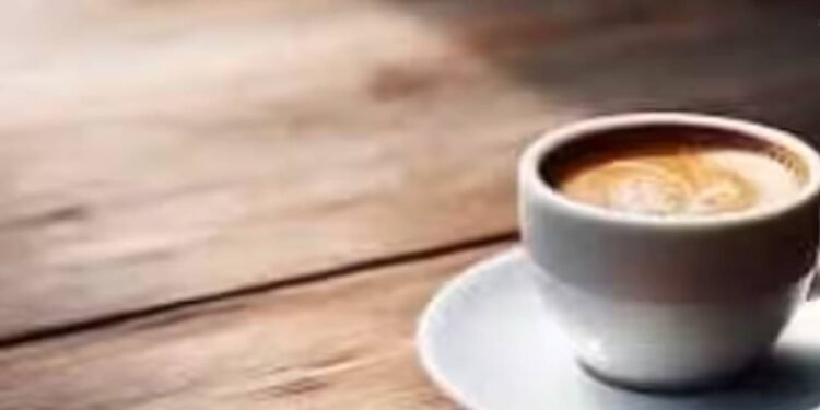 अगर आपको भी है बार-बार कॉफी पीने की आदत तो आज ही बदल लें इसे, बढ़ जाता है इन बीमारियों का खतरा