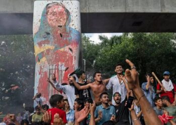 Bangladesh में प्रदर्शनकारियों ने राष्ट्रपति भवन पर धावा बोला