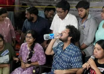 कोलकाता में सीएम ममता बनर्जी से मुलाकात के बाद जूनियर डॉक्टरों ने भूख हड़ताल खत्म की