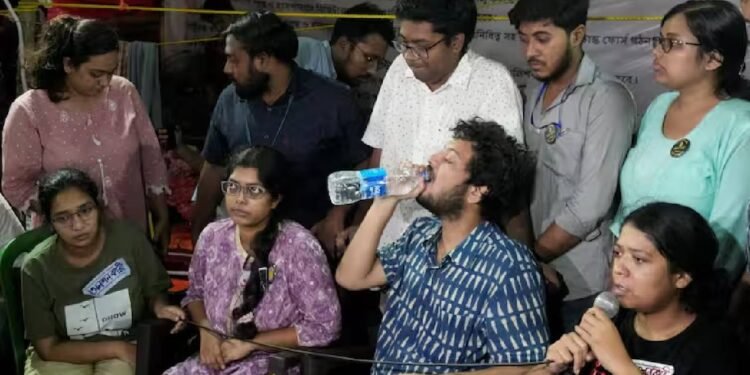 कोलकाता में सीएम ममता बनर्जी से मुलाकात के बाद जूनियर डॉक्टरों ने भूख हड़ताल खत्म की