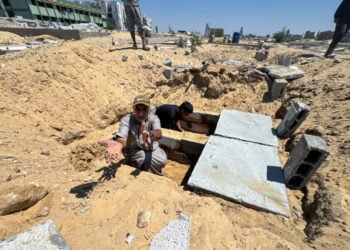 Palestinians prepare graves in a cemetery as death toll surpasses 40,000, according to health ministry, amid Israel-Hamas conflict, in Khan Younis in the southern Gaza Strip, August 15, 2024. REUTERS/Mohammed Salem