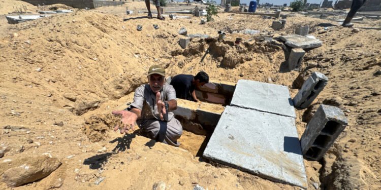 Palestinians prepare graves in a cemetery as death toll surpasses 40,000, according to health ministry, amid Israel-Hamas conflict, in Khan Younis in the southern Gaza Strip, August 15, 2024. REUTERS/Mohammed Salem