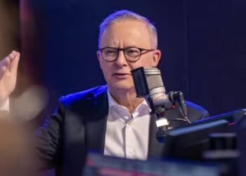 ऑस्ट्रेलिया में 16 वर्ष से कम आयु के सोशल मीडिया उपयोगकर्ताओं पर ऐतिहासिक प्रतिबंध को लेकर कड़ी आलोचना हो रही है