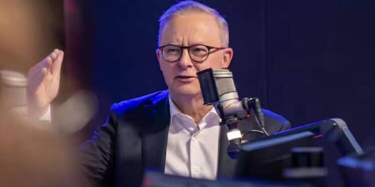 ऑस्ट्रेलिया में 16 वर्ष से कम आयु के सोशल मीडिया उपयोगकर्ताओं पर ऐतिहासिक प्रतिबंध को लेकर कड़ी आलोचना हो रही है