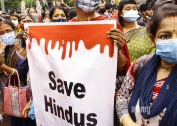 दक्षिण-पूर्वी शहर चटगांव के एक प्रमुख चौराहे पर लगभग 30,000 हिंदुओं ने इकट्ठा होकर नारेबाजी की