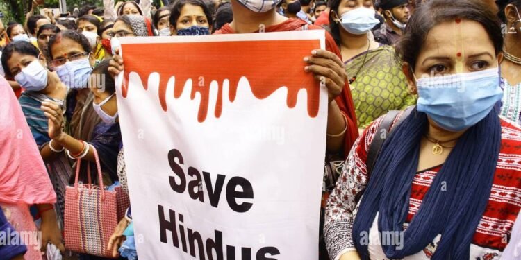 दक्षिण-पूर्वी शहर चटगांव के एक प्रमुख चौराहे पर लगभग 30,000 हिंदुओं ने इकट्ठा होकर नारेबाजी की