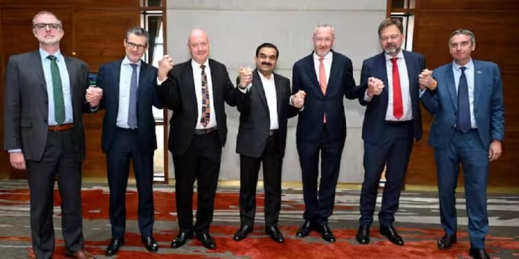 अडानी समूह के अध्यक्ष गौतम अडानी ने विदेशी राजदूतों को दिखाया विश्व का सबसे बड़ा नवीकरणीय ऊर्जा पार्क