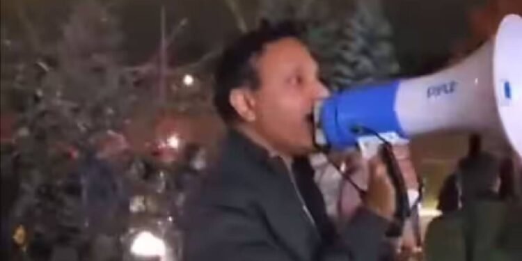 कनाडा में मंदिरों पर विरोध प्रदर्शन: दो भारतीय मूल के पुरुषों पर कार्रवाई