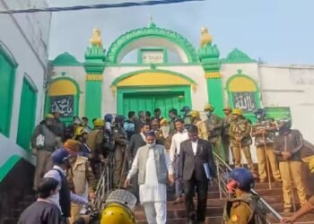 शाही जामा मस्जिद विवाद: उत्तर प्रदेश में शाही जामा मस्जिद एक अदालत द्वारा आदेशित सर्वेक्षण के बाद हिंसक झड़पों का केंद्र बन गई, जिससे सांप्रदायिक तनाव की चिंता बढ़ गई