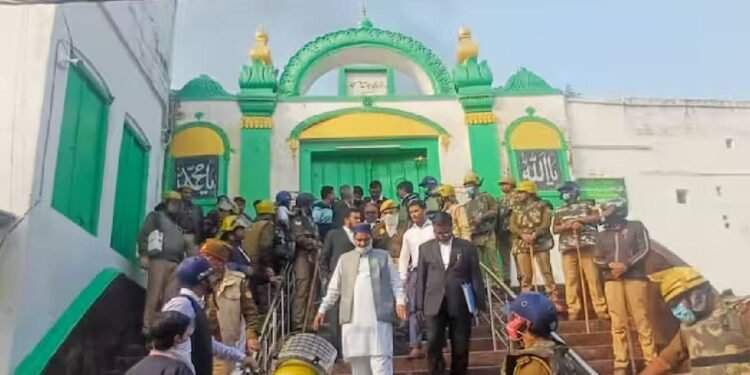 शाही जामा मस्जिद विवाद: उत्तर प्रदेश में शाही जामा मस्जिद एक अदालत द्वारा आदेशित सर्वेक्षण के बाद हिंसक झड़पों का केंद्र बन गई, जिससे सांप्रदायिक तनाव की चिंता बढ़ गई