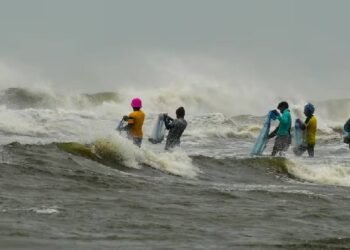 चक्रवात फेंगल आज पुडुचेरी के निकट पहुंच सकता है; रेड अलर्ट के बीच स्कूल और कॉलेज बंद