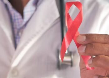 नियमित परीक्षण और रोकथाम रणनीतियां एचआईवी संक्रमण को कैसे रोक सकती हैं