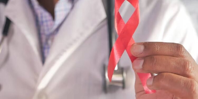 नियमित परीक्षण और रोकथाम रणनीतियां एचआईवी संक्रमण को कैसे रोक सकती हैं