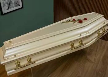 एक अनोखा "कोफिन कैफे" अनुभव: जीवन और मृत्यु पर चिंतन