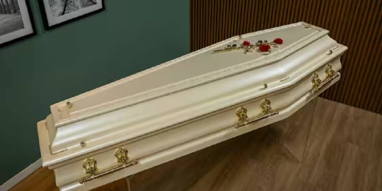 एक अनोखा "कोफिन कैफे" अनुभव: जीवन और मृत्यु पर चिंतन