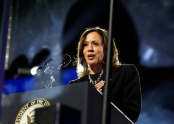 कमला हैरिस, जो अमेरिका की पहली महिला उपराष्ट्रपति हैं, ने डोनाल्ड ट्रंप के राष्ट्रपति बनने के संदर्भ में महत्वपूर्ण भूमिका निभाई है।