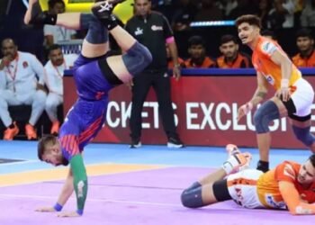 मैच की शुरुआत में पुनेरी पलटन ने आक्रामक खेल दिखाया, खासकर उनकी ओर से आकाश शिंदे ने कप्तान असलम इनामदार की गैर-मौजूदगी में रेडिंग का भार संभाला।