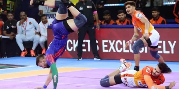 मैच की शुरुआत में पुनेरी पलटन ने आक्रामक खेल दिखाया, खासकर उनकी ओर से आकाश शिंदे ने कप्तान असलम इनामदार की गैर-मौजूदगी में रेडिंग का भार संभाला।