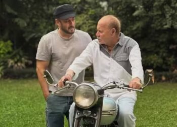 सलमान खान ने पिता सलीम खान की पहली बाइक के साथ तस्वीरें शेयर कर पुरानी यादें ताज़ा कीं