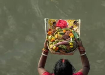 छठ पूजा 2024: श्रद्धालु अपने साथ एक सूप लेकर चलते हैं, जो एक सजाया हुआ बांस का पात्र होता है।