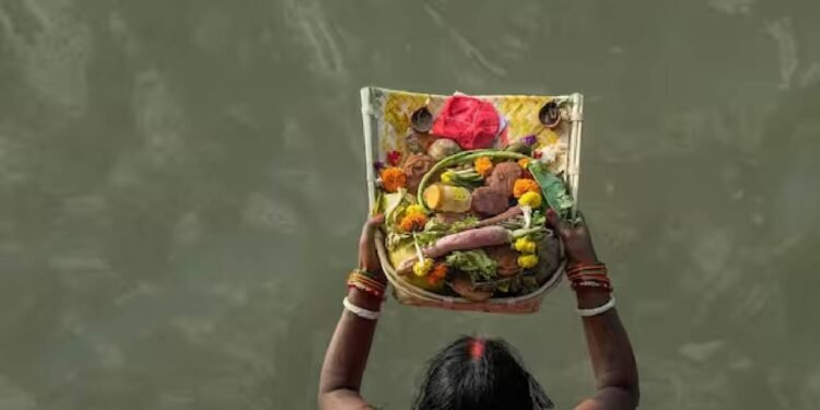 छठ पूजा 2024: श्रद्धालु अपने साथ एक सूप लेकर चलते हैं, जो एक सजाया हुआ बांस का पात्र होता है।