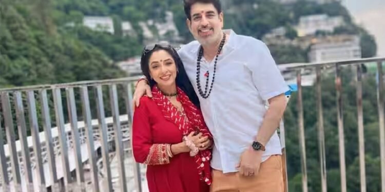 बॉलीवुड बबल के साथ एक साक्षात्कार में ईशा ने दर्दनाक घटनाओं का जिक्र करते हुए आरोप लगाया कि रुपाली गांगुली उनके माता-पिता के बिस्तर पर सोईं।