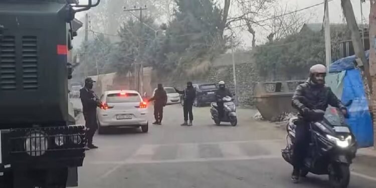 जम्मू-कश्मीर: पुलवामा में छुट्टी पर घर आए जवान पर आतंकियों का हमला