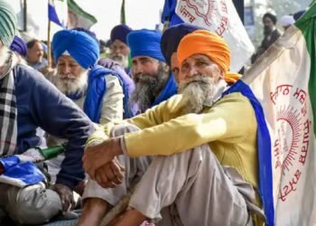 पंजाब के शंभू में किसानों ने 3 घंटे का 'रेल रोको' प्रदर्शन शुरू किया, पटरियां जाम कीं