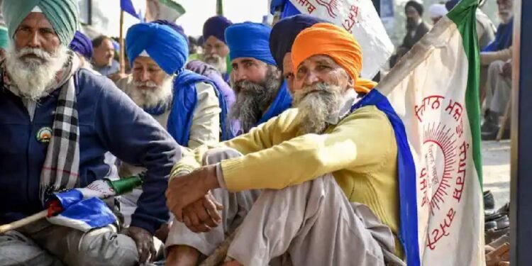 पंजाब के शंभू में किसानों ने 3 घंटे का 'रेल रोको' प्रदर्शन शुरू किया, पटरियां जाम कीं