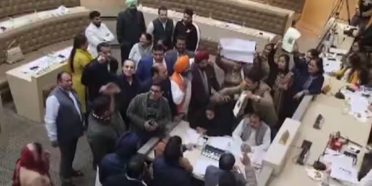 चंडीगढ़ नगर निगम की बैठक के दौरान कांग्रेस और भाजपा पार्षदों में हाथापाई, 'चोर', 'चोर' के नारे गूंजे: वीडियो