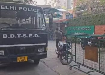 'मुझे यकीन है कि आप छात्रों के बैग की जांच नहीं करते': दिल्ली के कई स्कूलों को ई-मेल के ज़रिए बम की धमकी मिली