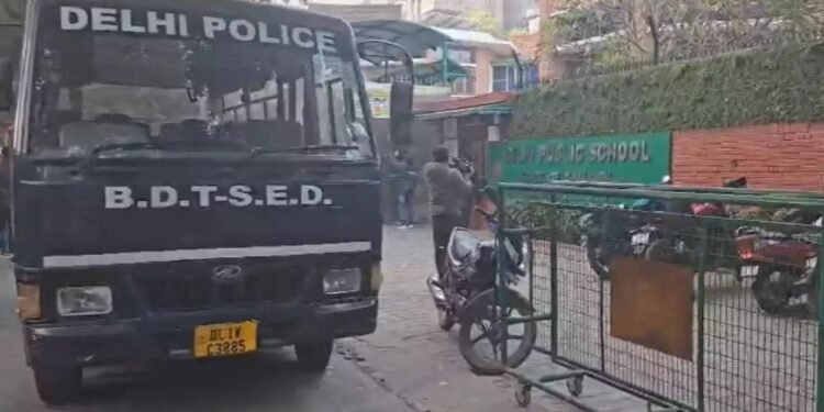 'मुझे यकीन है कि आप छात्रों के बैग की जांच नहीं करते': दिल्ली के कई स्कूलों को ई-मेल के ज़रिए बम की धमकी मिली