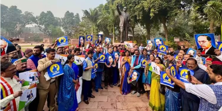 भाजपा सांसद संसद में लाठी लेकर पहुंचे, खड़गे और राहुल गांधी को धमकाया: गौरव गोगोई