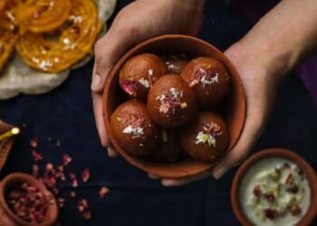 इन आसान स्टेप्स से जानिए गुलाब जामुन बनाने की विधि