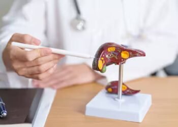 छुट्टियों के मौसम में लीवर को डिटॉक्सीफाई करना: स्वस्थ लीवर के लिए डॉक्टर द्वारा अनुमोदित टिप्स