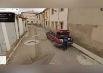 सुदूर स्पेनिश शहर में दुर्लभ यात्रा पर, गूगल स्ट्रीट व्यू कार ने 'लाश ले जाते हुए आदमी' को कैद किया। एक साल पुराने मामले को सुलझाने में मदद मिली