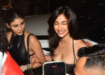 नए साल के जश्न के बाद मौनी रॉय का ट्रिप, दिशा पटानी ने किया बचाव; वीडियो वायरल