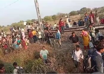 वीडियो में जलगांव में रेल की पटरी के पास खड़ी भीड़ को दिखाया गया है, ट्रेन के यात्रियों को कुचलने से पहले और 12 लोगों की मौत से पहले - कैमरे पर