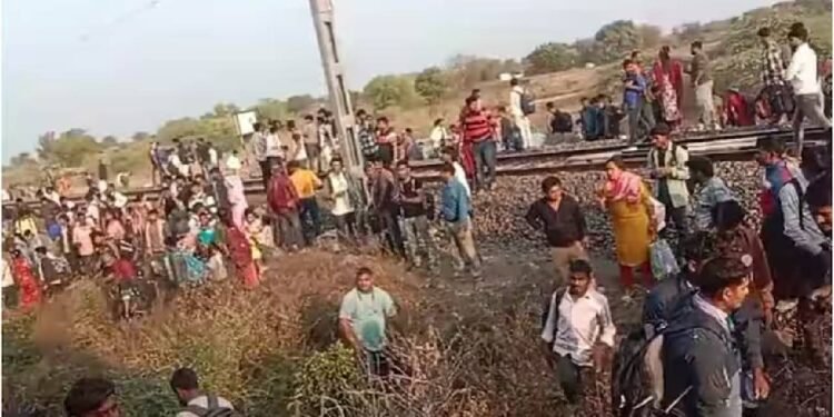 वीडियो में जलगांव में रेल की पटरी के पास खड़ी भीड़ को दिखाया गया है, ट्रेन के यात्रियों को कुचलने से पहले और 12 लोगों की मौत से पहले - कैमरे पर