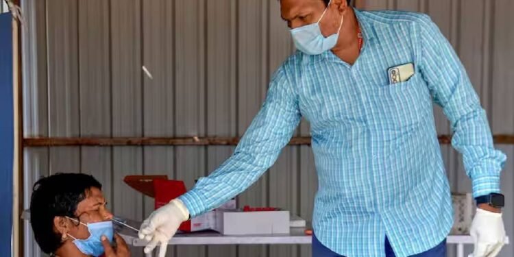 लॉन्ग कोविड के करीब दो-तिहाई मरीज अभी भी लक्षणों से जूझ रहे हैं: रिपोर्ट