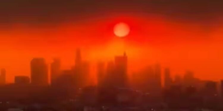 California में जंगल की आग भड़कने के कारण लॉस एंजिल्स में 'सर्वनाशकारी' स्थिति दिख रही है, भयावह दृश्य आए हैं सामने