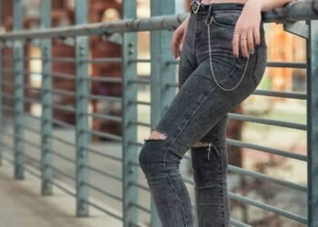 मोटी और सुडौल महिला के रूप में स्किनी जींस को कैसे स्टाइल करें